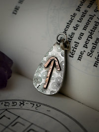 L'Amulette de Tiwaz - Pendentif en larvikite feldspath et argent, rune Tiwaz forgée en cuivre au dos