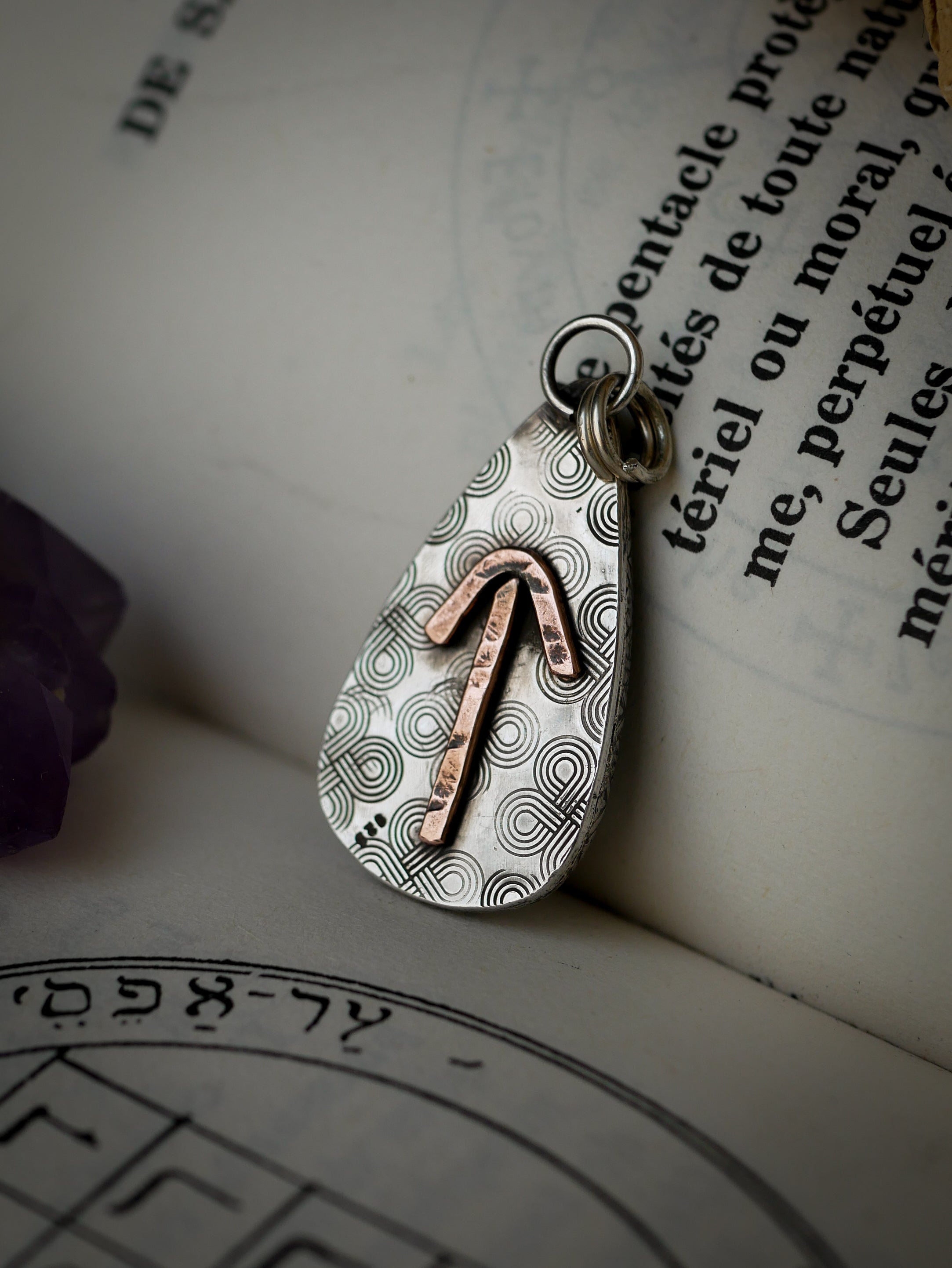 L'Amulette de Tiwaz - Pendentif en larvikite feldspath et argent, rune Tiwaz forgée en cuivre au dos