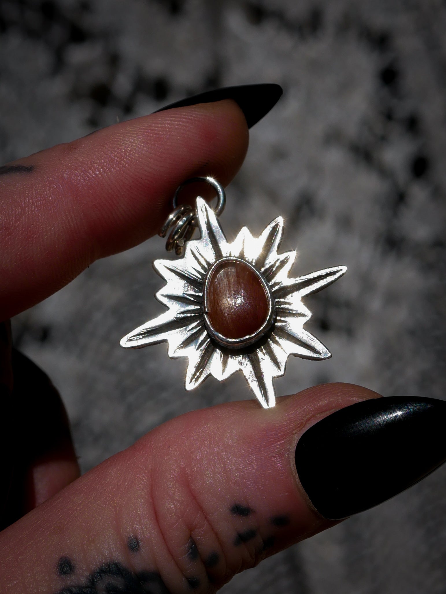 Vasudhārā - Pendentif en quartz rutile "poils de lapin" et argent