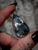 L'Amulette de Tiwaz - Pendentif en larvikite feldspath et argent, rune Tiwaz forgée en cuivre au dos
