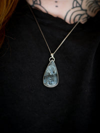 L'Amulette de Tiwaz - Pendentif en larvikite feldspath et argent, rune Tiwaz forgée en cuivre au dos