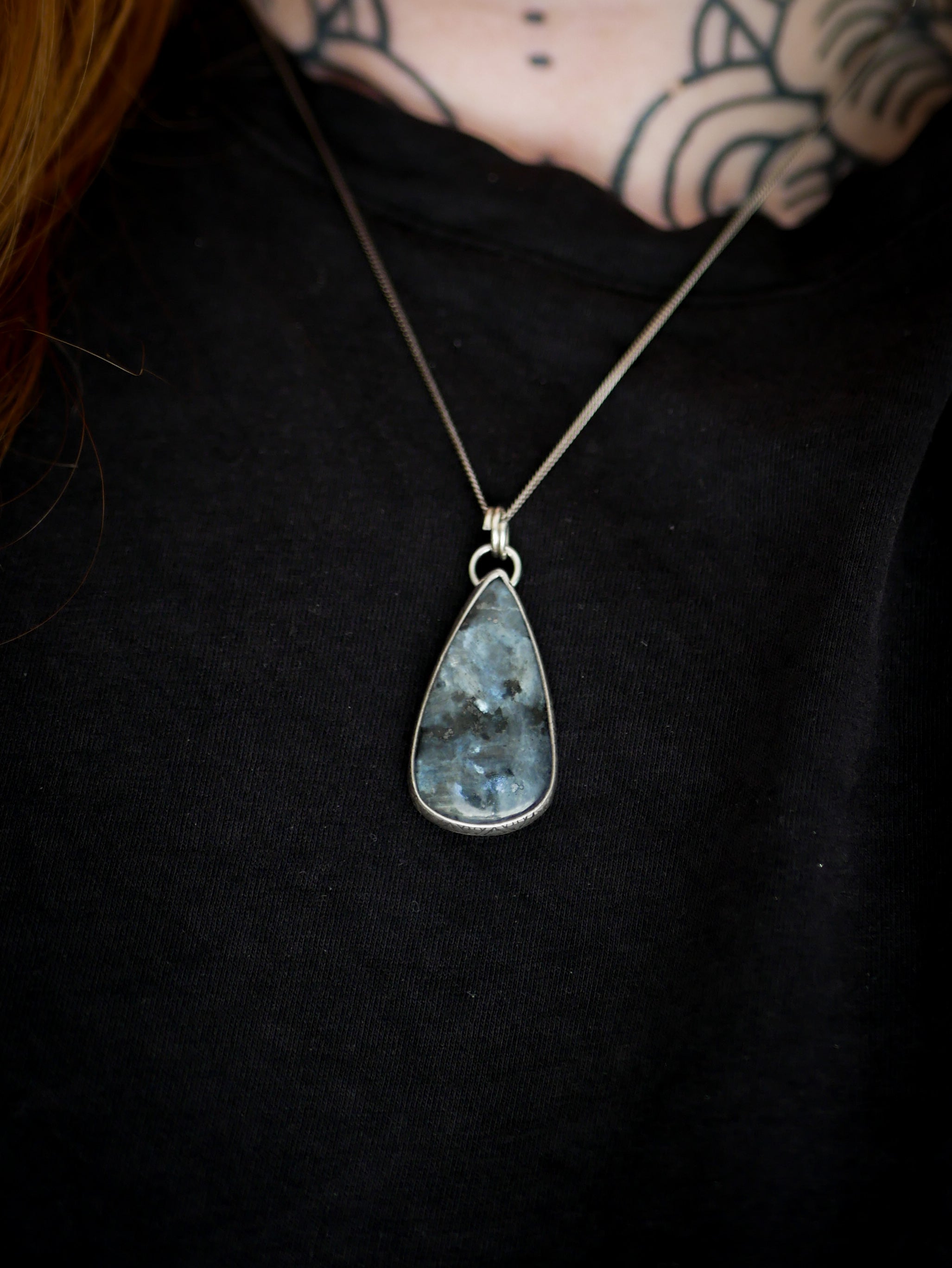 L'Amulette de Tiwaz - Pendentif en larvikite feldspath et argent, rune Tiwaz forgée en cuivre au dos