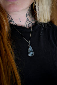L'Amulette de Tiwaz - Pendentif en larvikite feldspath et argent, rune Tiwaz forgée en cuivre au dos