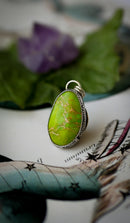 Ouroboros - Pendentif en gaspéite et argent, Ouroboros en laiton au dos