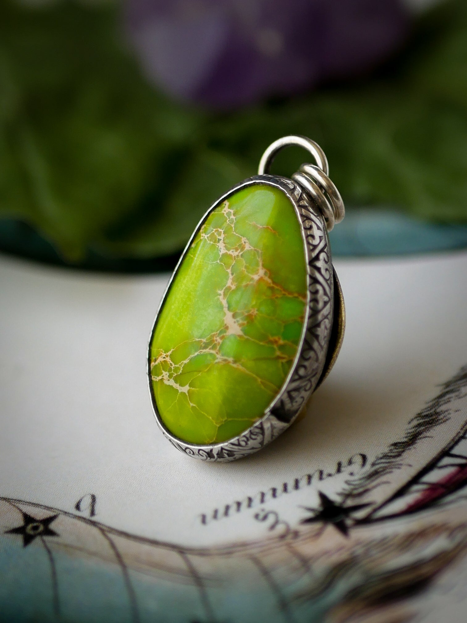 Ouroboros - Pendentif en gaspéite et argent, Ouroboros en laiton au dos