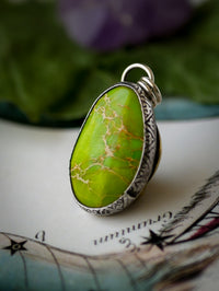 Ouroboros - Pendentif en gaspéite et argent, Ouroboros en laiton au dos