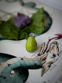 Ouroboros - Pendentif en gaspéite et argent, Ouroboros en laiton au dos