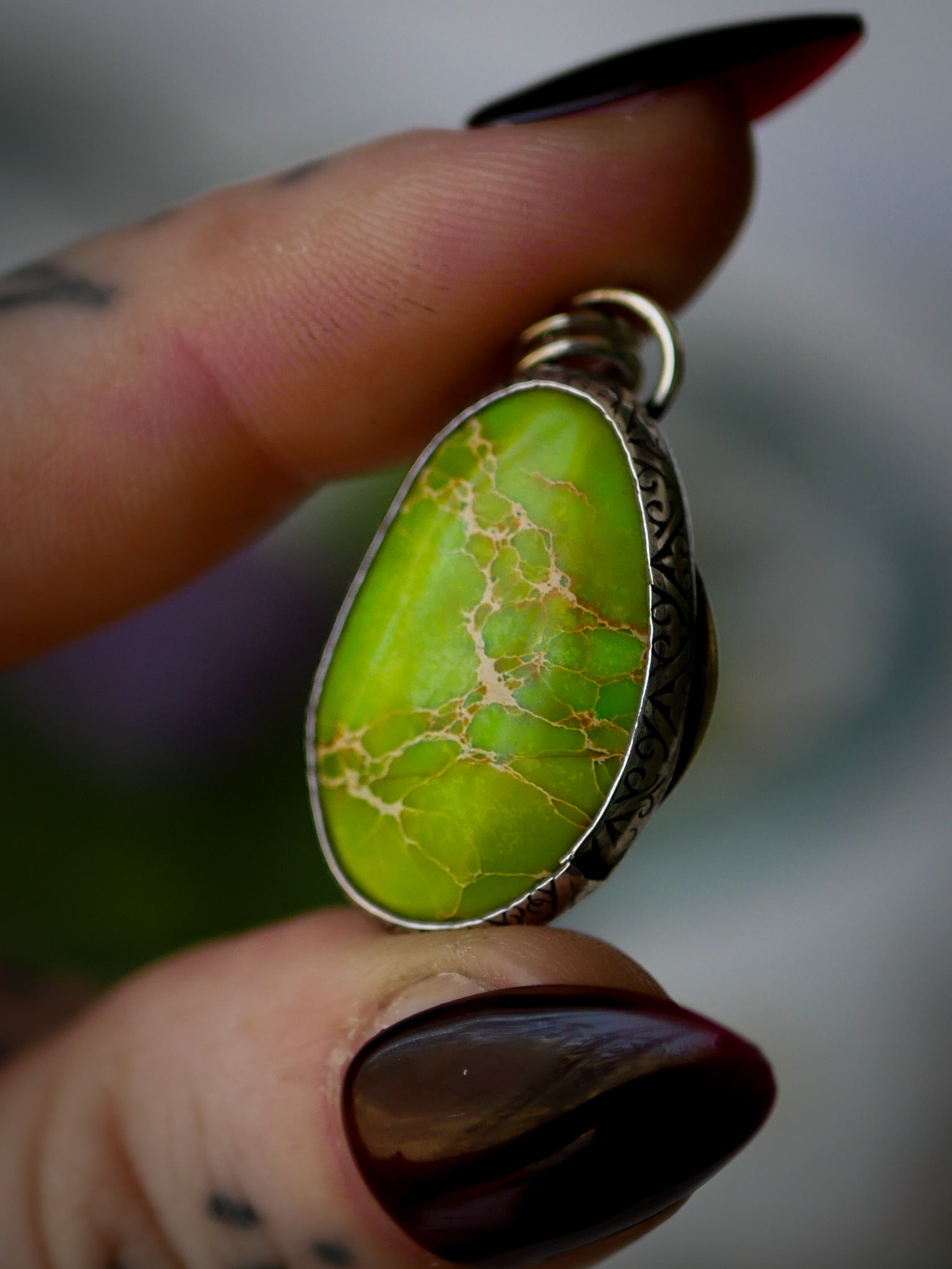 Ouroboros - Pendentif en gaspéite et argent, Ouroboros en laiton au dos