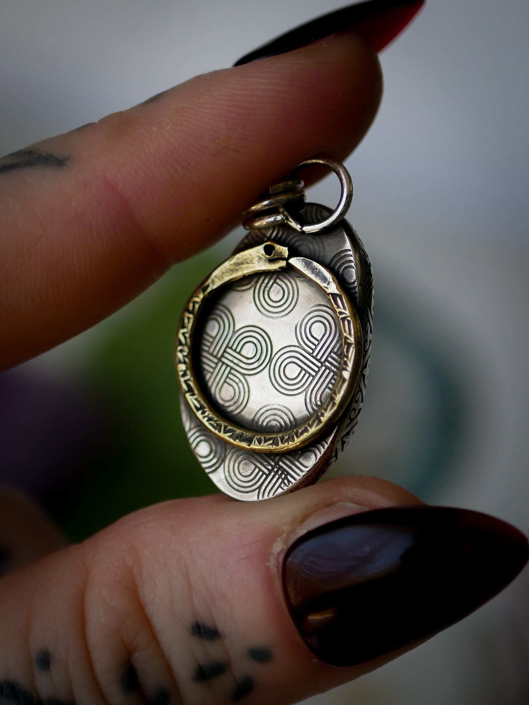 Ouroboros - Pendentif en gaspéite et argent, Ouroboros en laiton au dos
