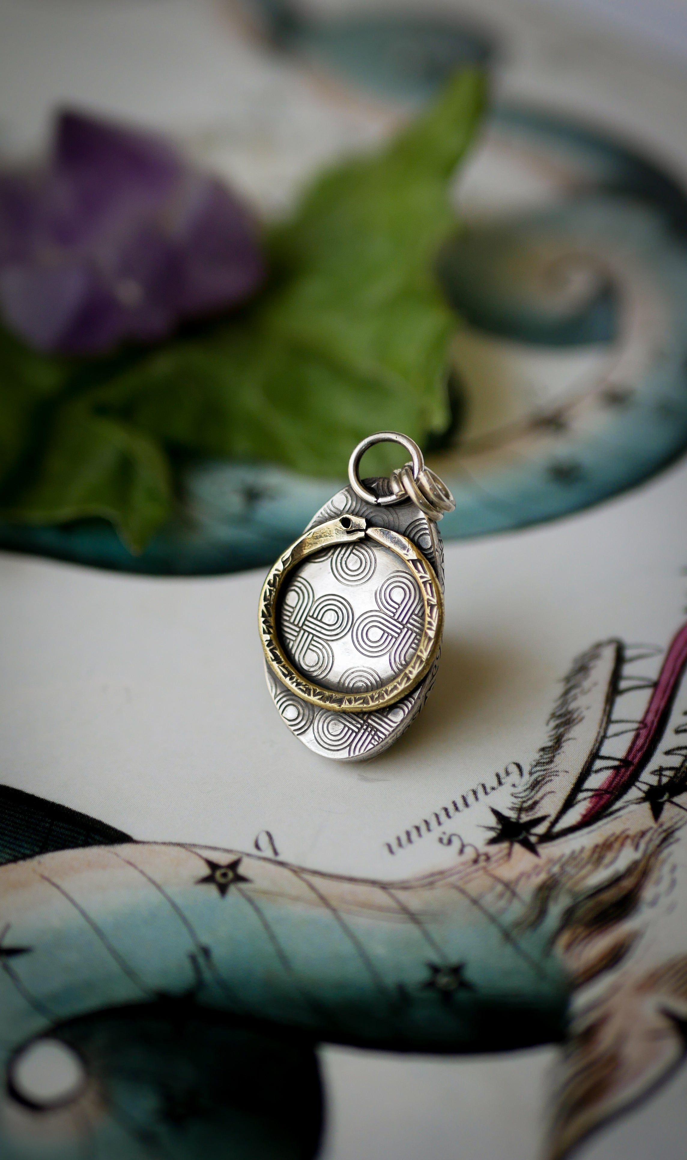 Ouroboros - Pendentif en gaspéite et argent, Ouroboros en laiton au dos