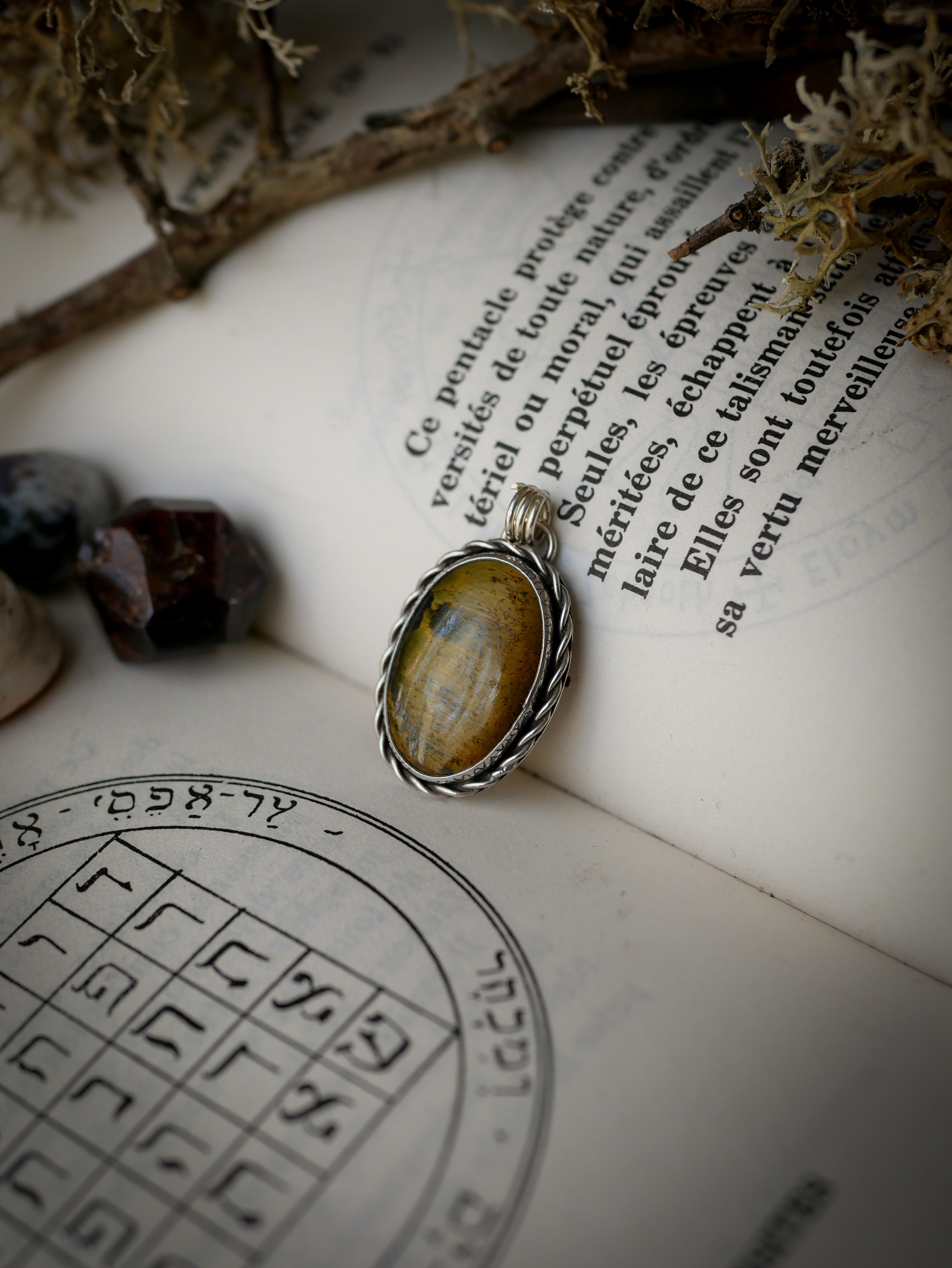 Le Talisman - Pendentif en œil de tigre Marra Mamba et argent, pentagramme forgé en cuivre au dos