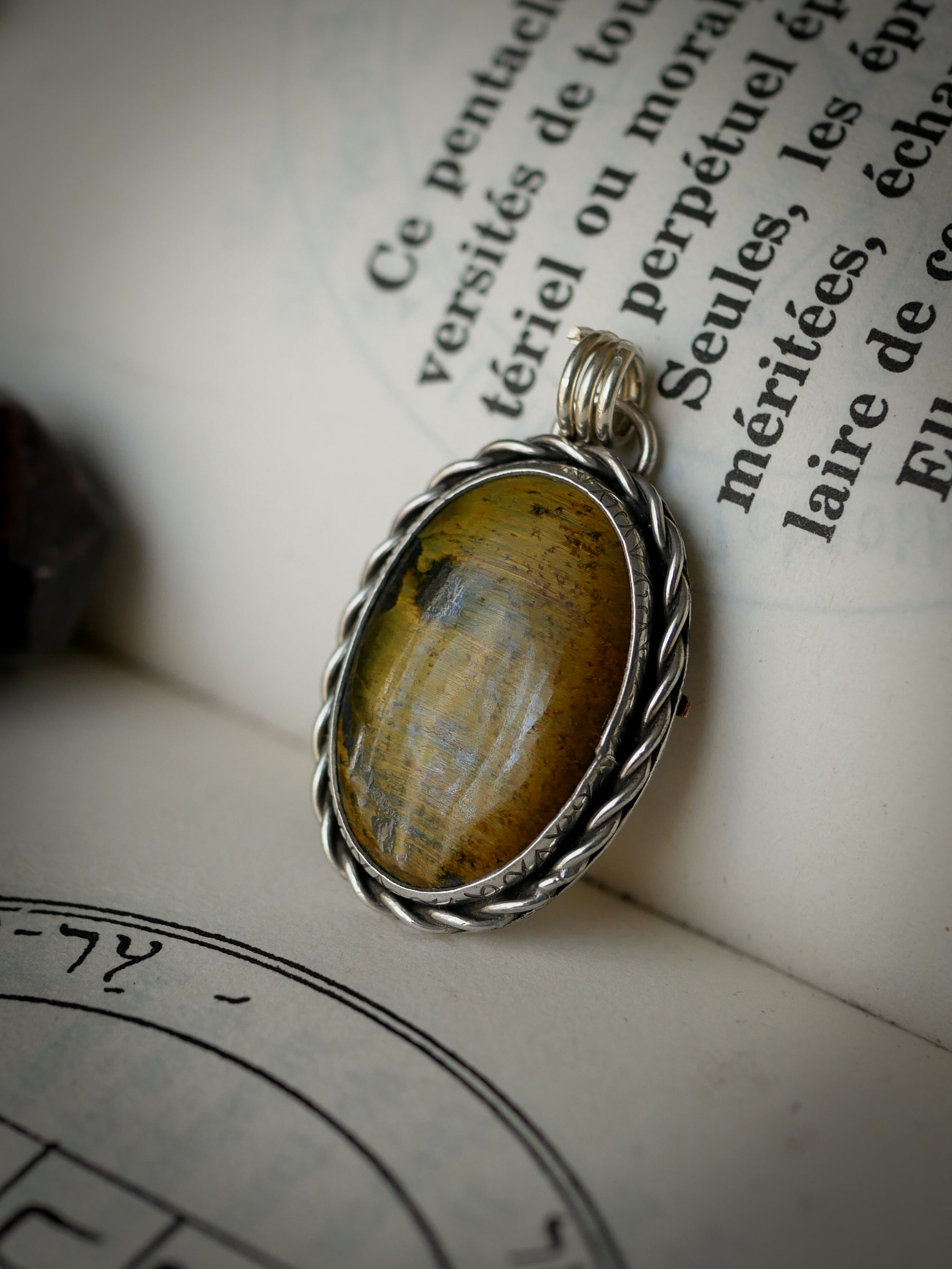 Le Talisman - Pendentif en œil de tigre Marra Mamba et argent, pentagramme forgé en cuivre au dos