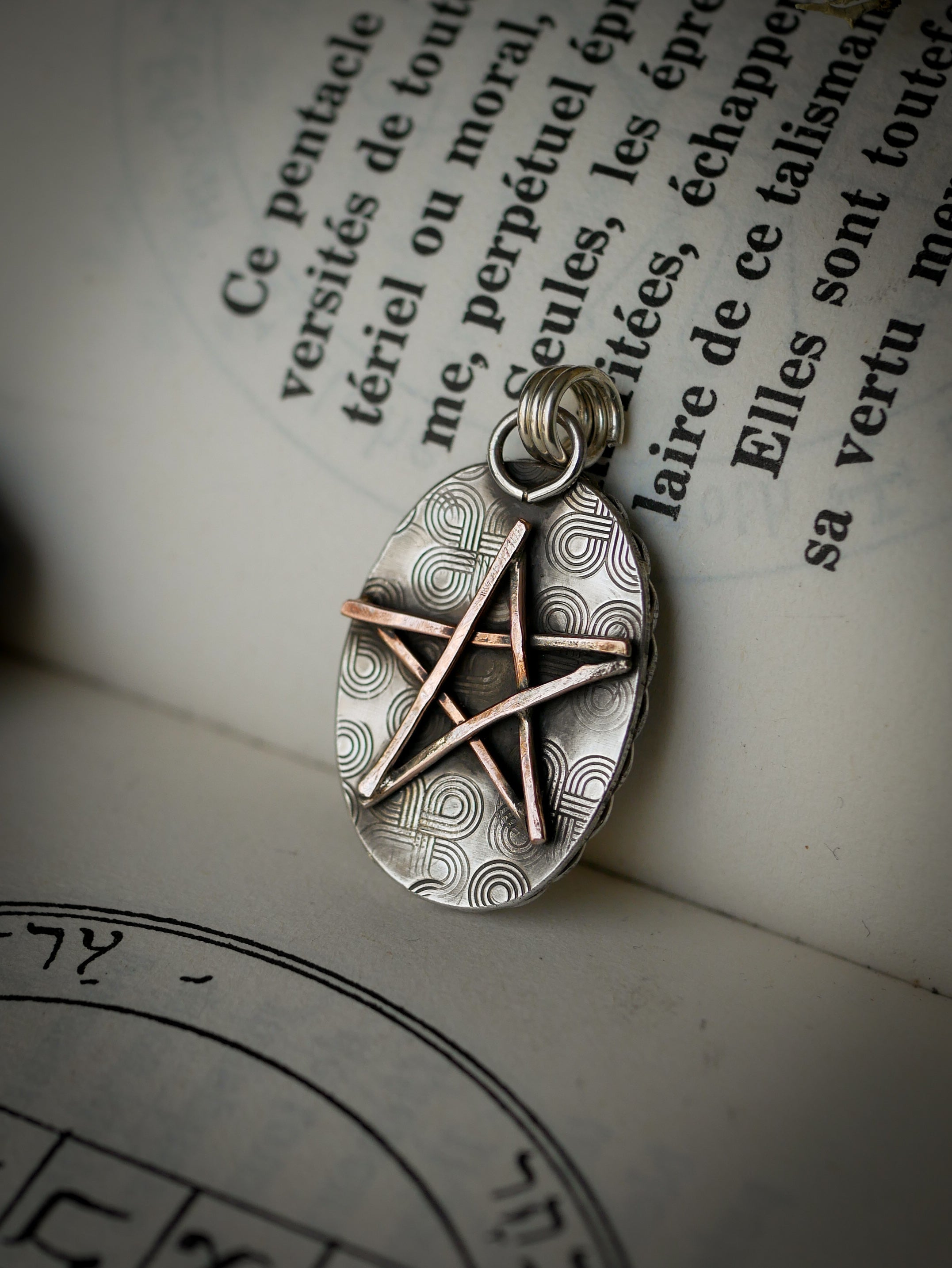 Le Talisman - Pendentif en œil de tigre Marra Mamba et argent, pentagramme forgé en cuivre au dos