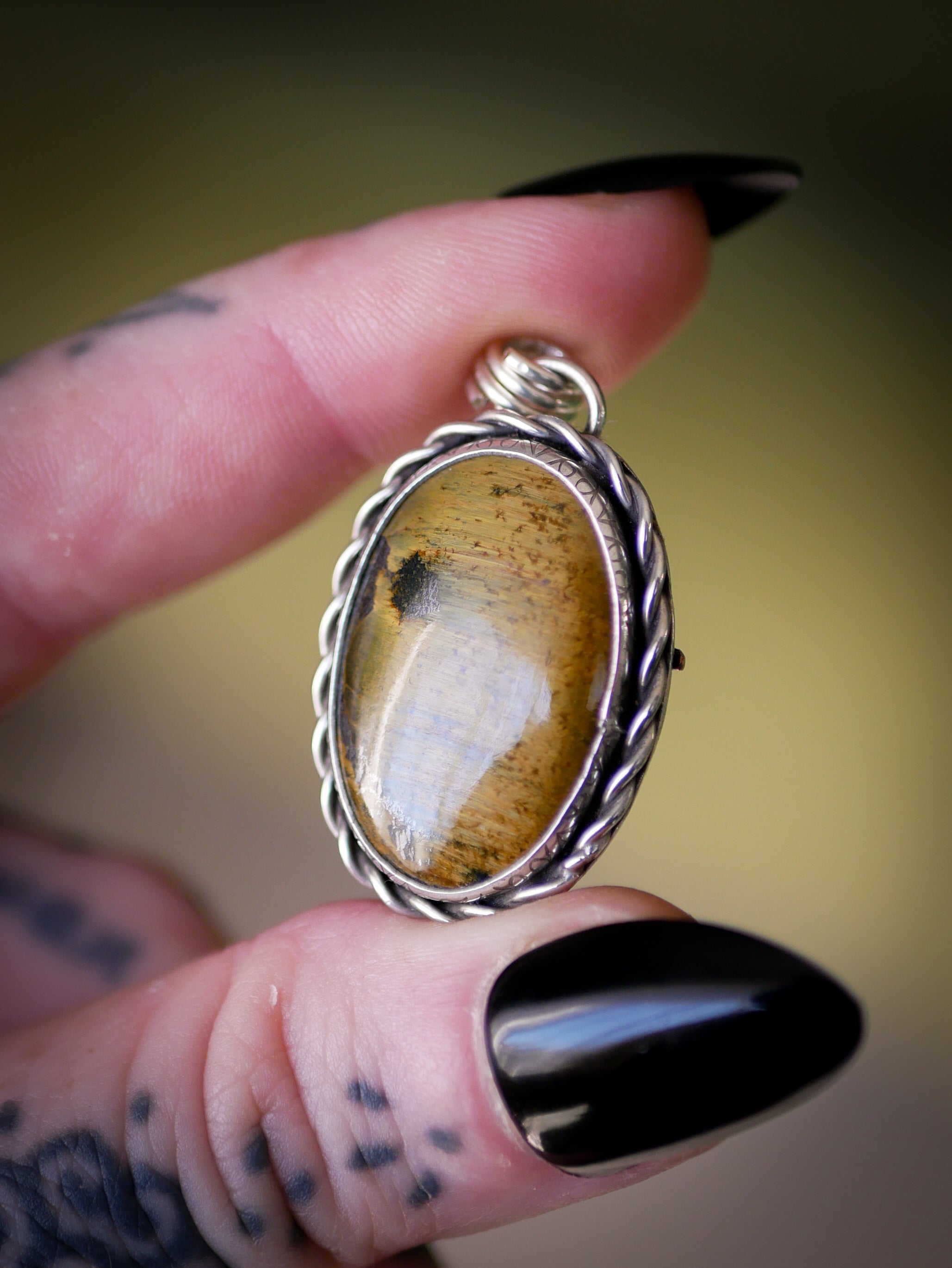 Le Talisman - Pendentif en œil de tigre Marra Mamba et argent, pentagramme forgé en cuivre au dos