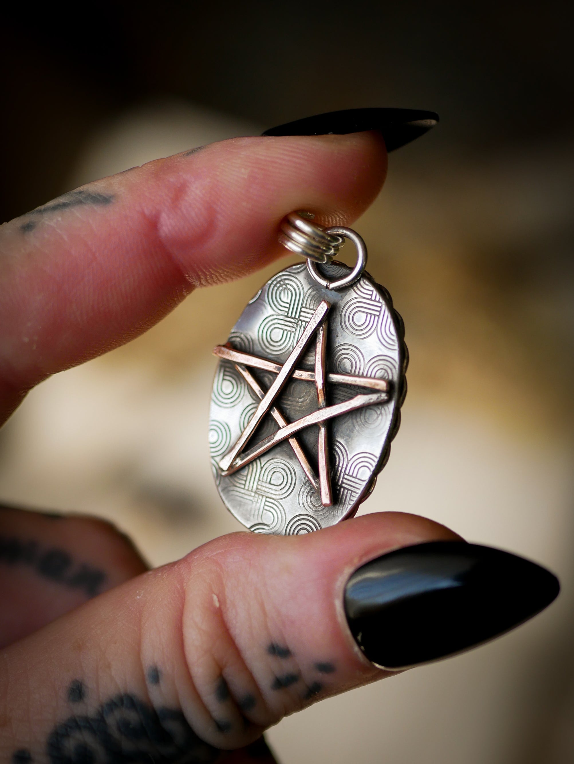 Le Talisman - Pendentif en œil de tigre Marra Mamba et argent, pentagramme forgé en cuivre au dos