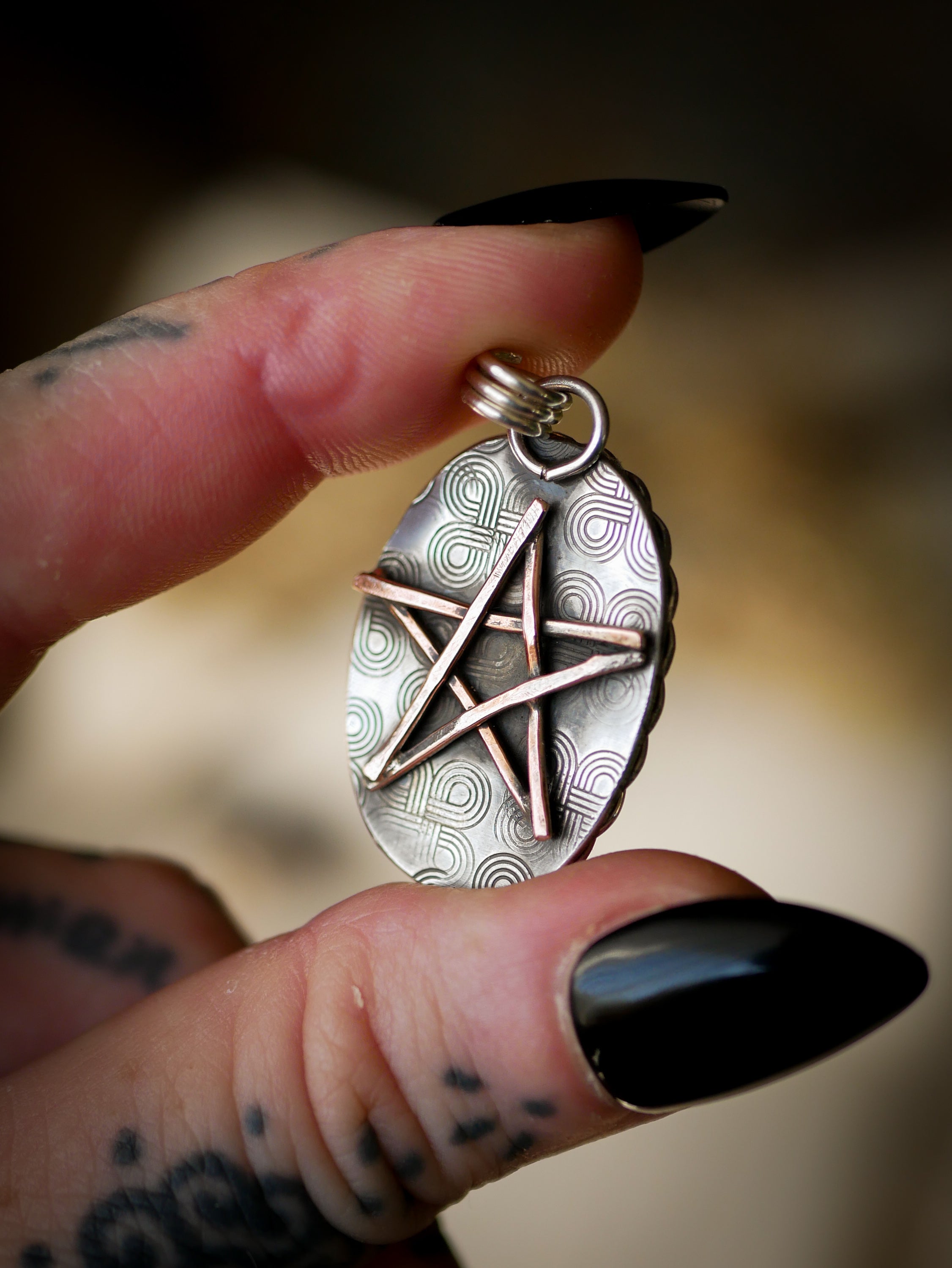 Le Talisman - Pendentif en œil de tigre Marra Mamba et argent, pentagramme forgé en cuivre au dos
