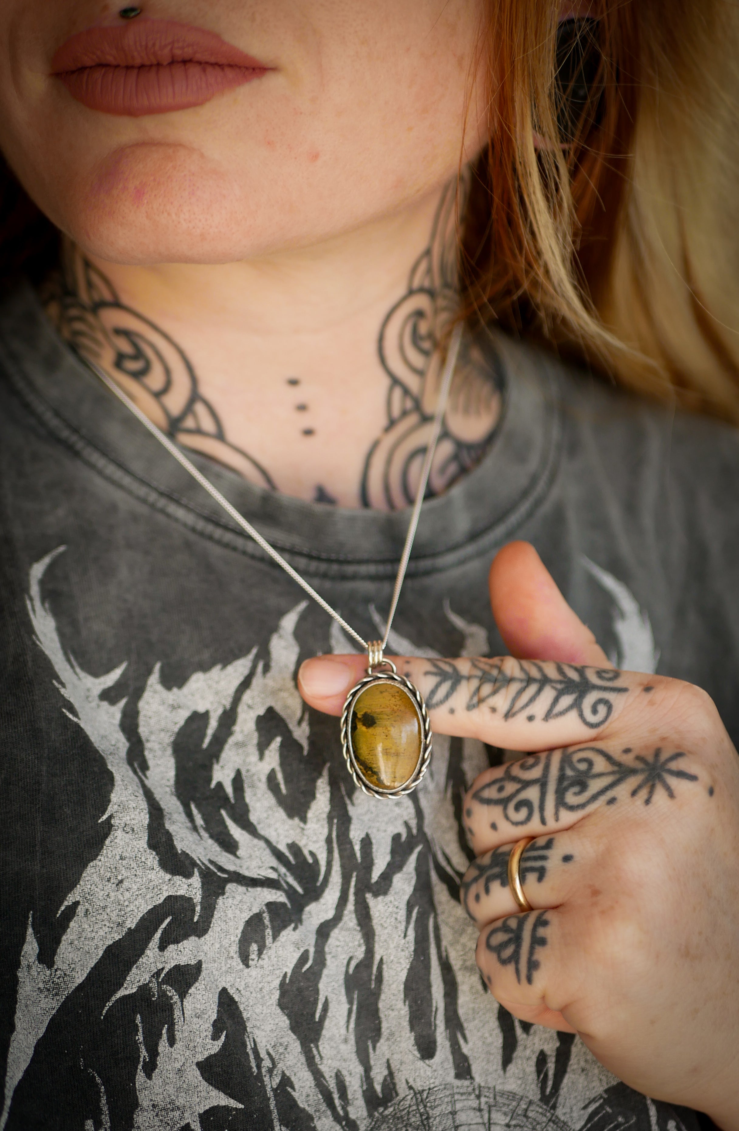 Le Talisman - Pendentif en œil de tigre Marra Mamba et argent, pentagramme forgé en cuivre au dos