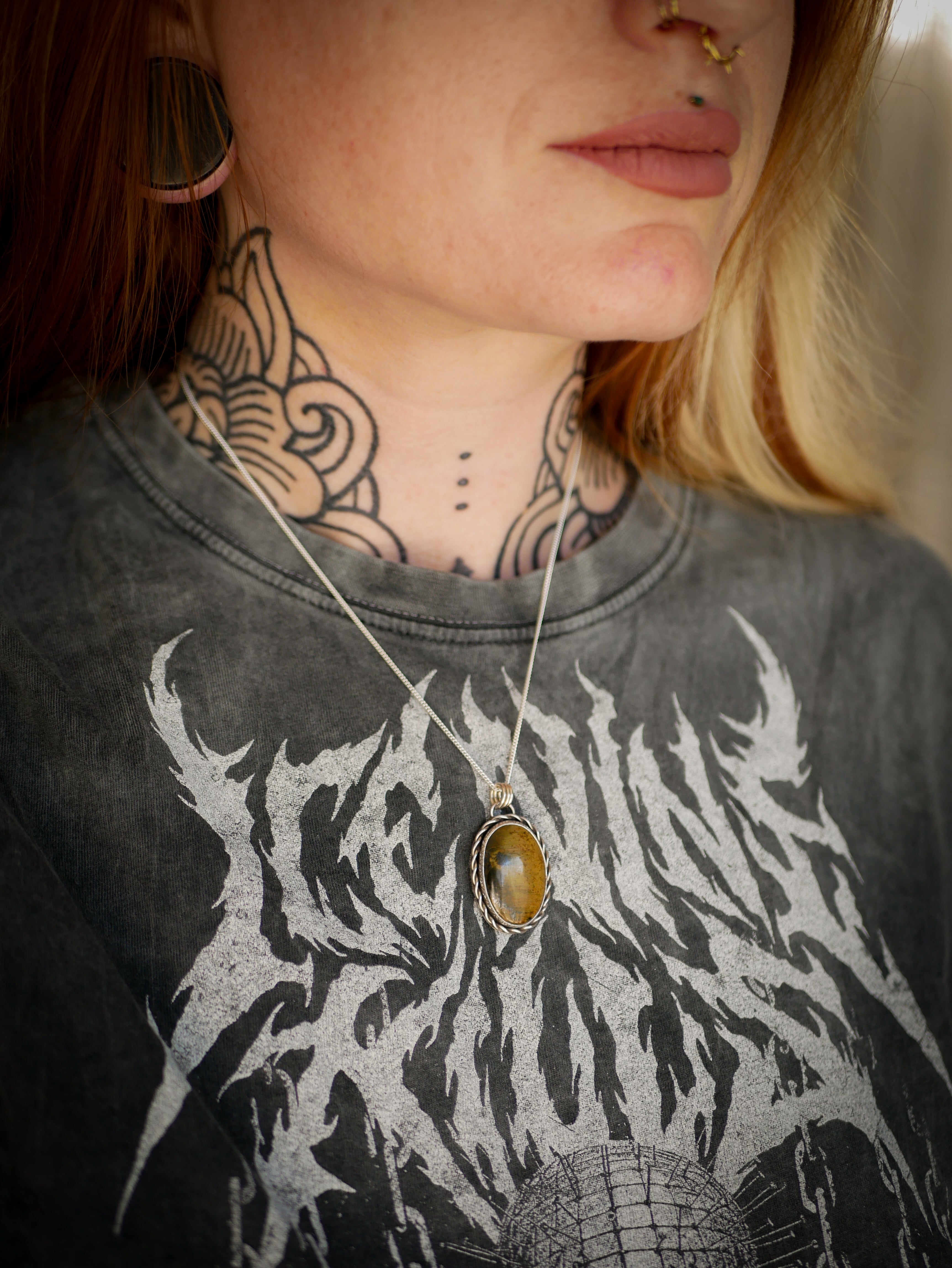 Le Talisman - Pendentif en œil de tigre Marra Mamba et argent, pentagramme forgé en cuivre au dos