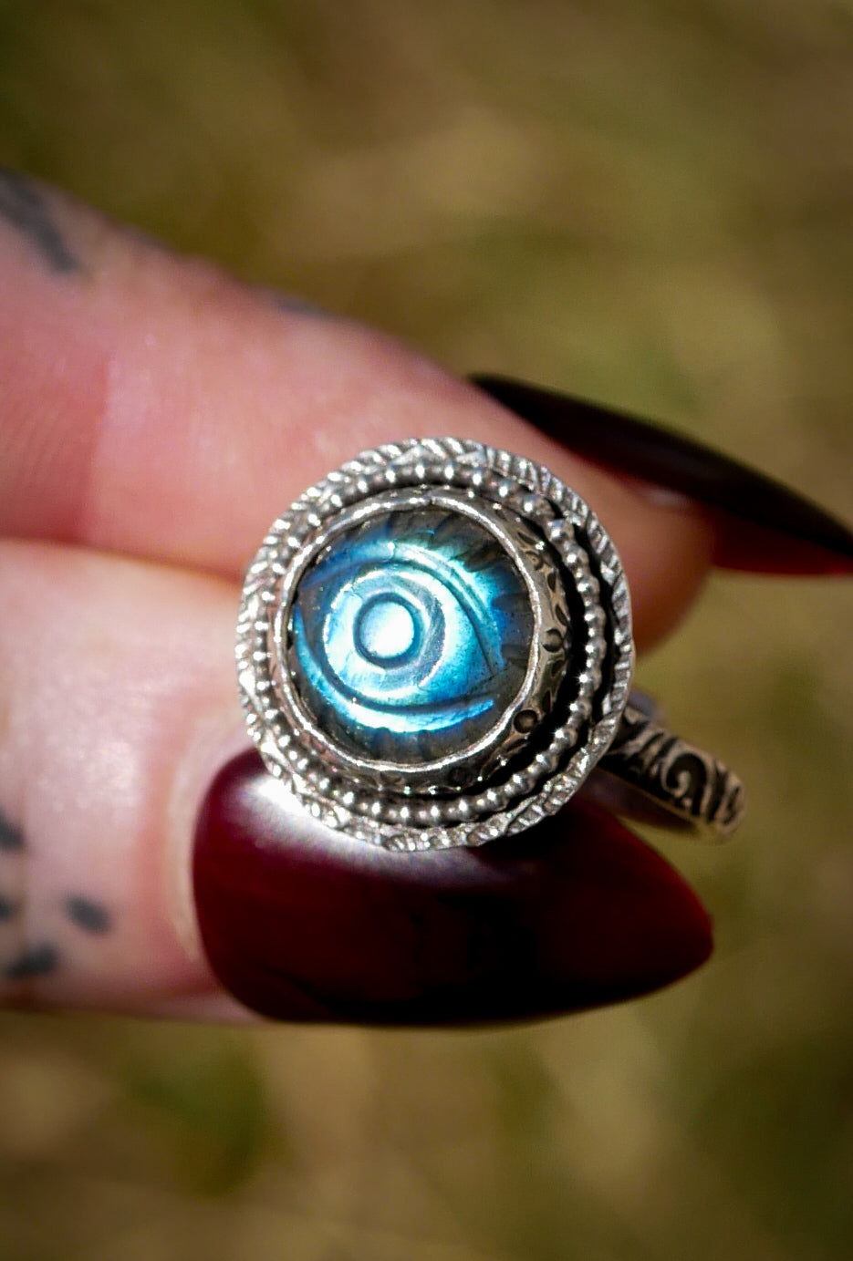 La Voyante - Bague en argent et œil labradorite bleue
