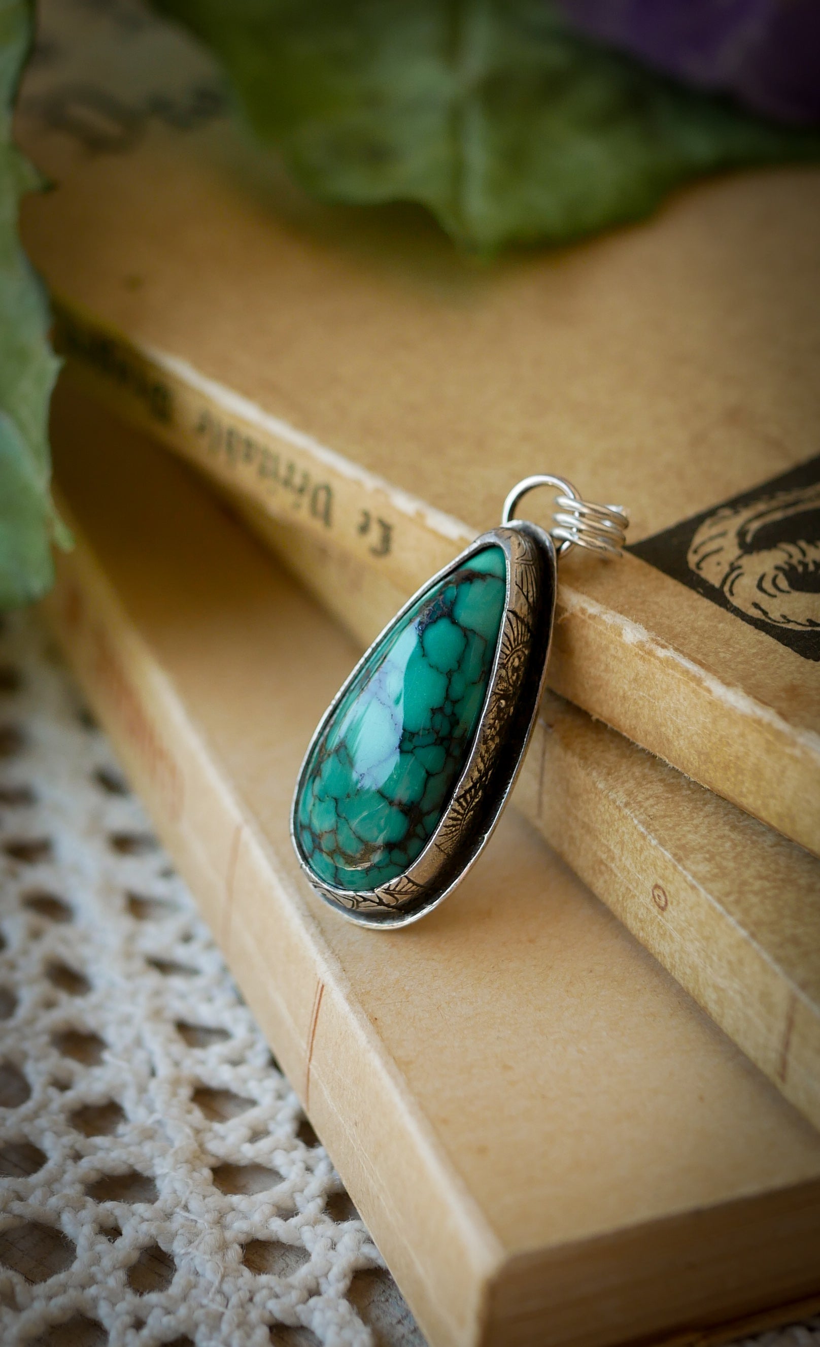 La Croix de Vie - Pendentif en turquoise Hubei, argent vieilli et ankh forgé