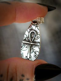 La Croix de Vie - Pendentif en turquoise Hubei, argent vieilli et ankh forgé