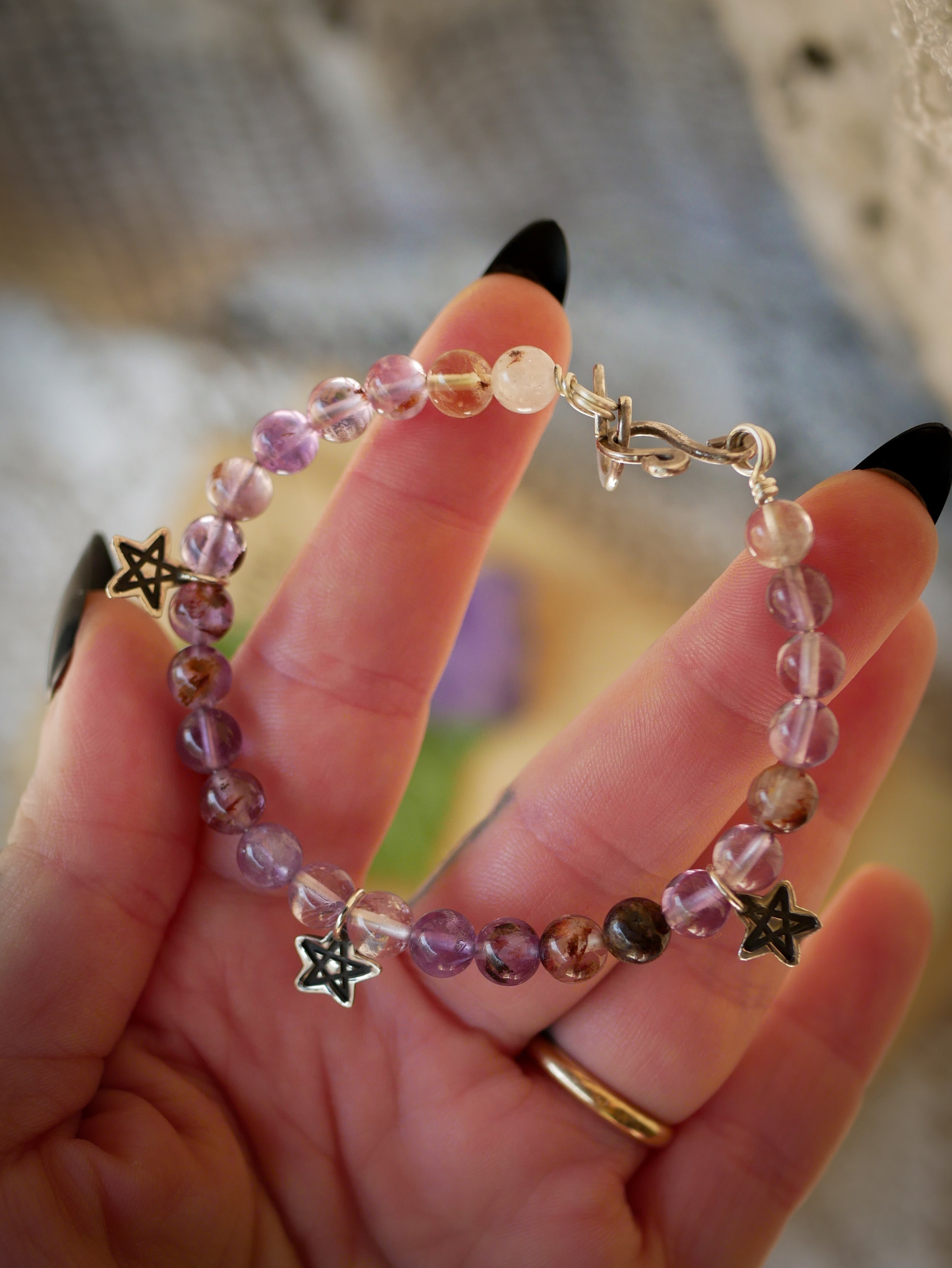 Le Sort de Protection - Bracelet en perles d'améthyste "Super Seven" et argent