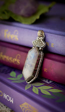 La Pythie - Pendentif en pierre de lune arc-en-ciel, jaspe rouge et argent, papillon frappé