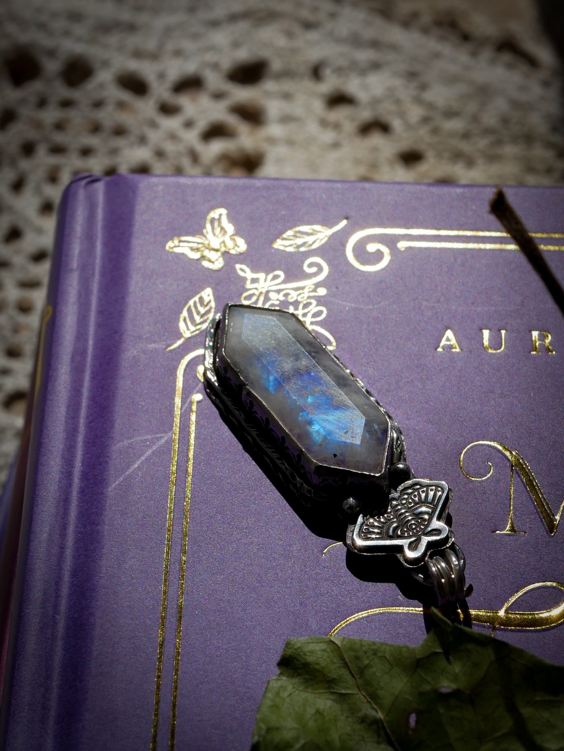 La Pythie - Pendentif en pierre de lune arc-en-ciel, jaspe rouge et argent, papillon frappé