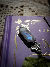 La Pythie - Pendentif en pierre de lune arc-en-ciel, jaspe rouge et argent, papillon frappé