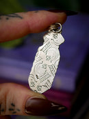 La Pythie - Pendentif en pierre de lune arc-en-ciel, jaspe rouge et argent, papillon frappé