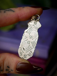 La Pythie - Pendentif en pierre de lune arc-en-ciel, jaspe rouge et argent, papillon frappé