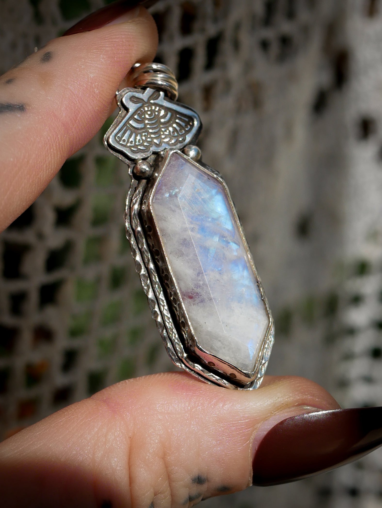 La Pythie - Pendentif en pierre de lune arc-en-ciel, jaspe rouge et argent, papillon frappé
