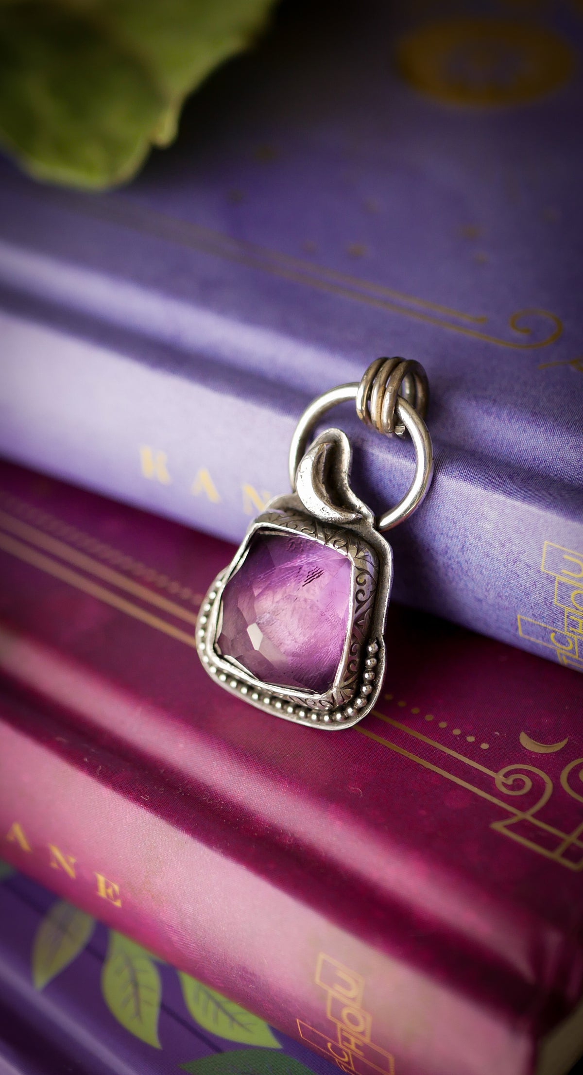 Moon Witch - Pendentif en argent et améthyste facettée, lune forgée