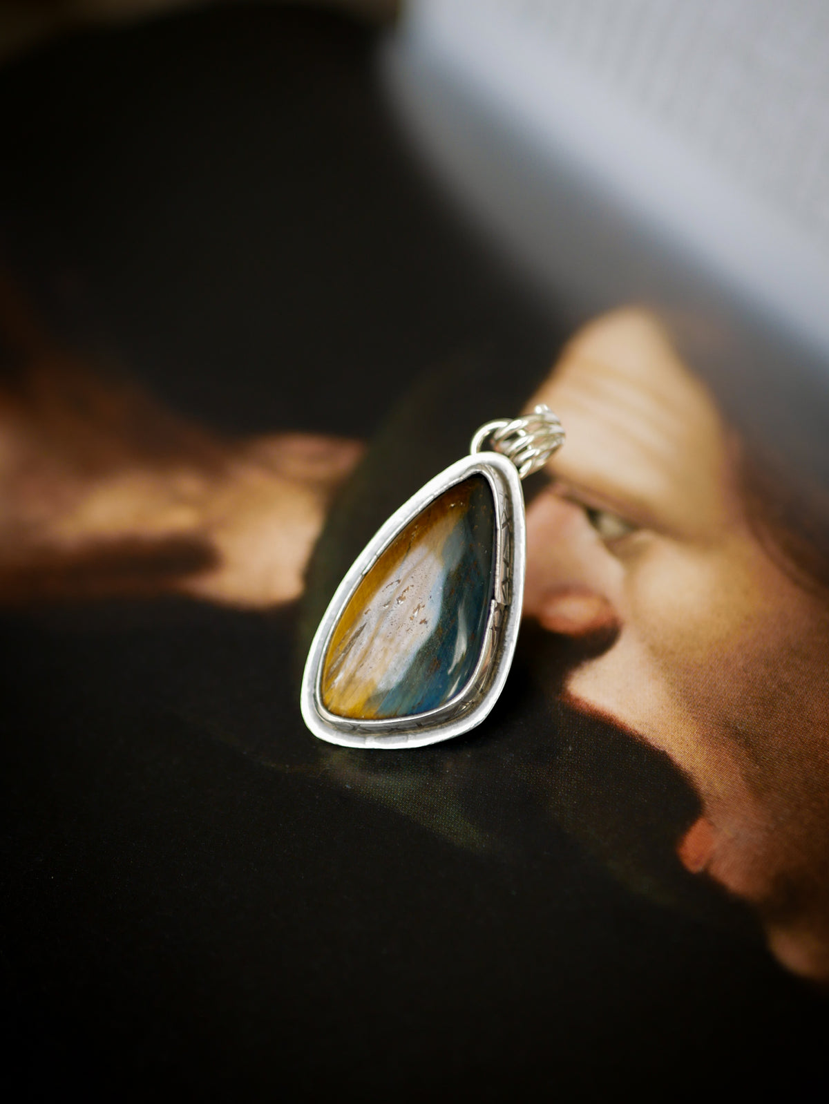 Triquetra - Pendentif en œil de tigre et œil de faucon, argent, triquetra en laiton au dos