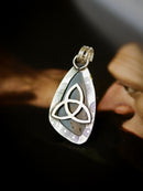 Triquetra - Pendentif en œil de tigre et œil de faucon, argent, triquetra en laiton au dos