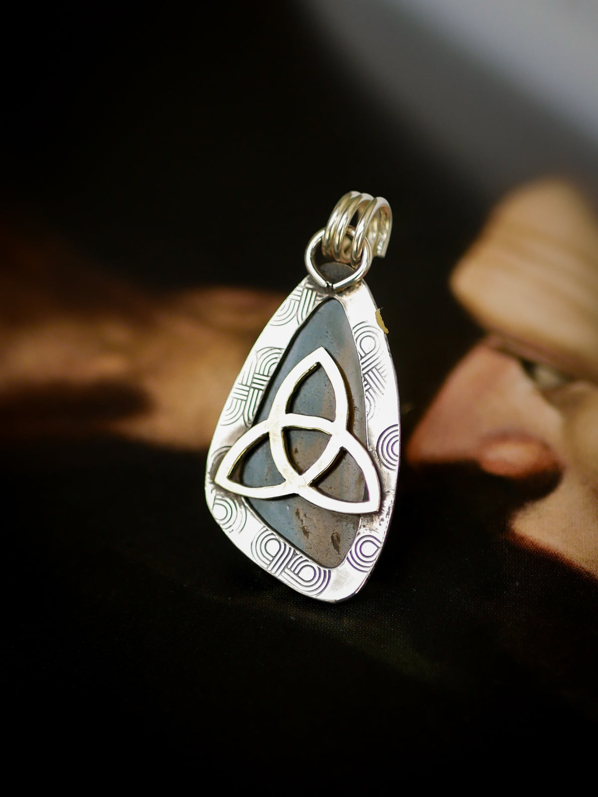 Triquetra - Pendentif en œil de tigre et œil de faucon, argent, triquetra en laiton au dos