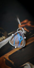 Magie Astrale - Pendentif en opale Boulder et argent, étoile du Nord au dos