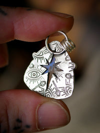 Magie Astrale - Pendentif en opale Boulder et argent, étoile du Nord au dos