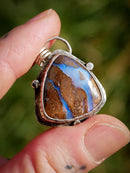Magie Astrale - Pendentif en opale Boulder et argent, étoile du Nord au dos