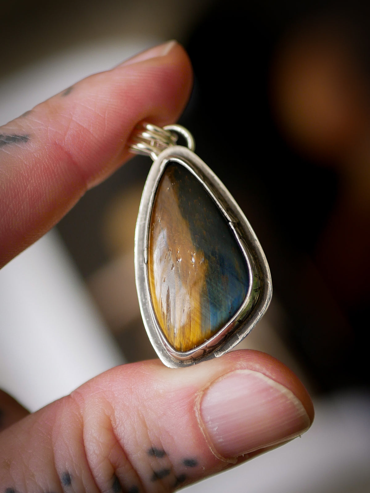 Triquetra - Pendentif en œil de tigre et œil de faucon, argent, triquetra en laiton au dos
