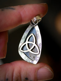 Triquetra - Pendentif en œil de tigre et œil de faucon, argent, triquetra en laiton au dos