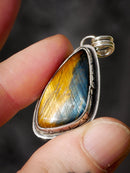 Triquetra - Pendentif en œil de tigre et œil de faucon, argent, triquetra en laiton au dos