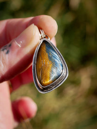 Triquetra - Pendentif en œil de tigre et œil de faucon, argent, triquetra en laiton au dos