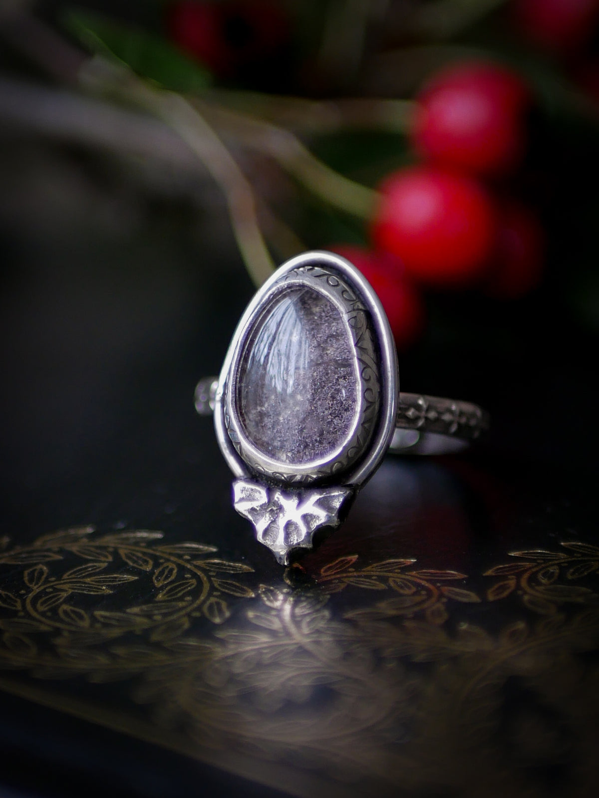 The Spirit of the Vaults - Bague en quartz chamane et argent, chauve-souris forgée