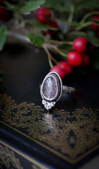 The Spirit of the Vaults - Bague en quartz chamane et argent, chauve-souris forgée