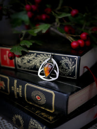 Bana-Bhuidseach - Pendentif vitrail gothique en agate du Montana et argent