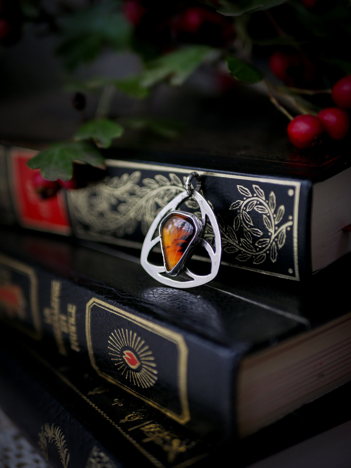 Bana-Bhuidseach - Pendentif vitrail gothique en agate du Montana et argent