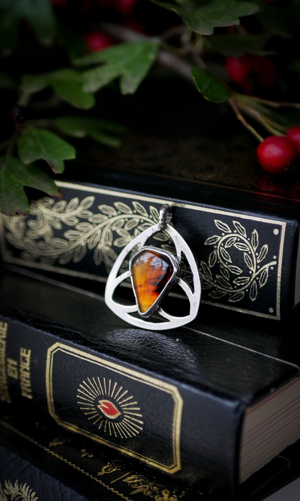 Bana-Bhuidseach - Pendentif vitrail gothique en agate du Montana et argent