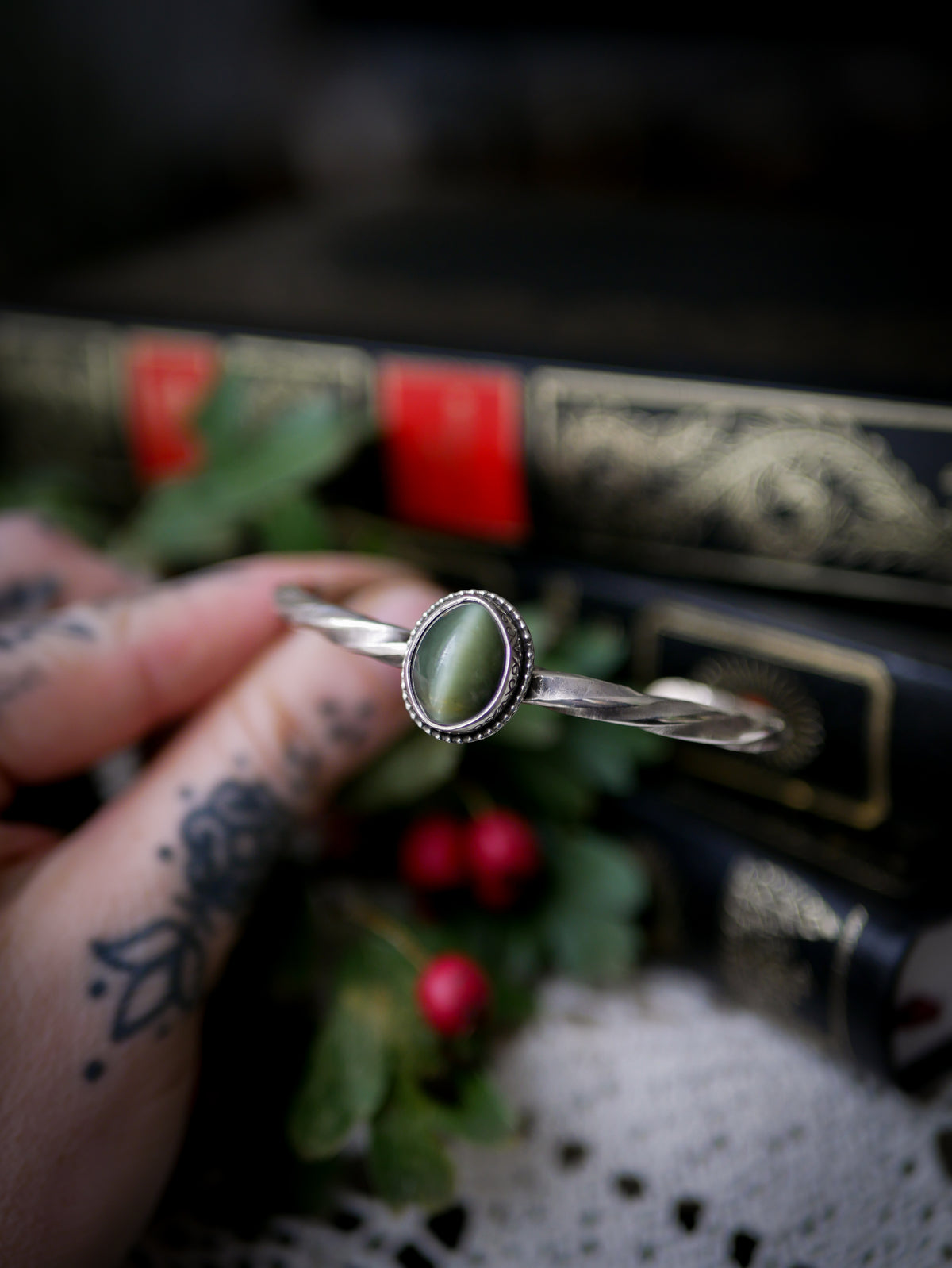 L'Œil de Nessie - Bracelet torque forgé en argent et actinolite