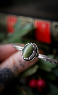 L'Œil de Nessie - Bracelet torque forgé en argent et actinolite
